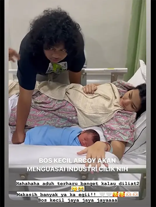 "Kaka @celine_evangelista terima kasih banyak sudah bantu aku selama ini yaa, barang2 buat kado dede juga banyak banget. Terima kasih selalu support marshel dan aku dalam keadaan apapun. Sehat selalu dan lancar rejekinya kakakuu!!," tulis Cesen.  [Instagram/ceseniy]