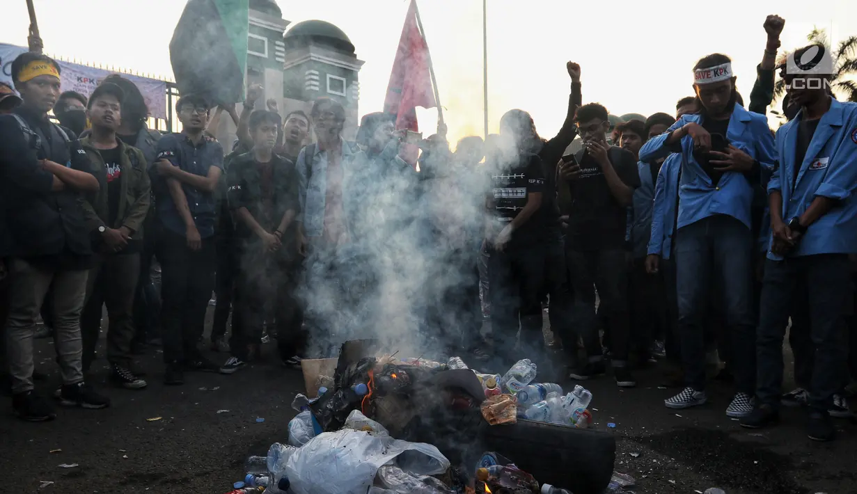 Mahasiswa dari berbagai kampus membakar botol plastik saat menggelar demonstrasi di Gedung DPR/MPR, Jakarta, Kamis (19/9/2019). Demonstrasi mahasiswa yang menolak RKUHP dan UU KPK yang baru disahkan tersebut menyebabkan lalu lintas tersendat. (Liputan6.com/JohanTallo)