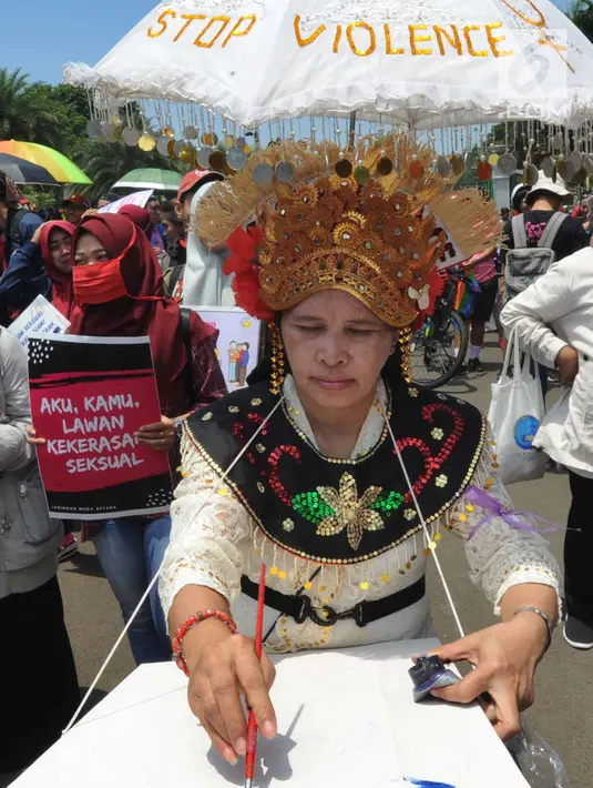 Aktifis perempuan dari 65 organisasi kemasyarakatan melakukan aksi memperingati Hari Perempuan Internasional di depan Istana Merdeka, Jakarta, Jumat (8/3). Aksi mengusung Panggung Politik Perempuan Independen. (merdeka.com/Arie Basuki)