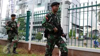 Anggota TNI melakukan patroli di sekitar Gelora Bung Karno jelang KTT OKI, Jakarta, Sabtu (5/3/2016). Penjagaan pusat kota diperketat menjelang pelaksanaan KTT Luar Biasa OKI pada 6-7 Maret di JCC Senayan. (Liputan6.com/Helmi Afandi)