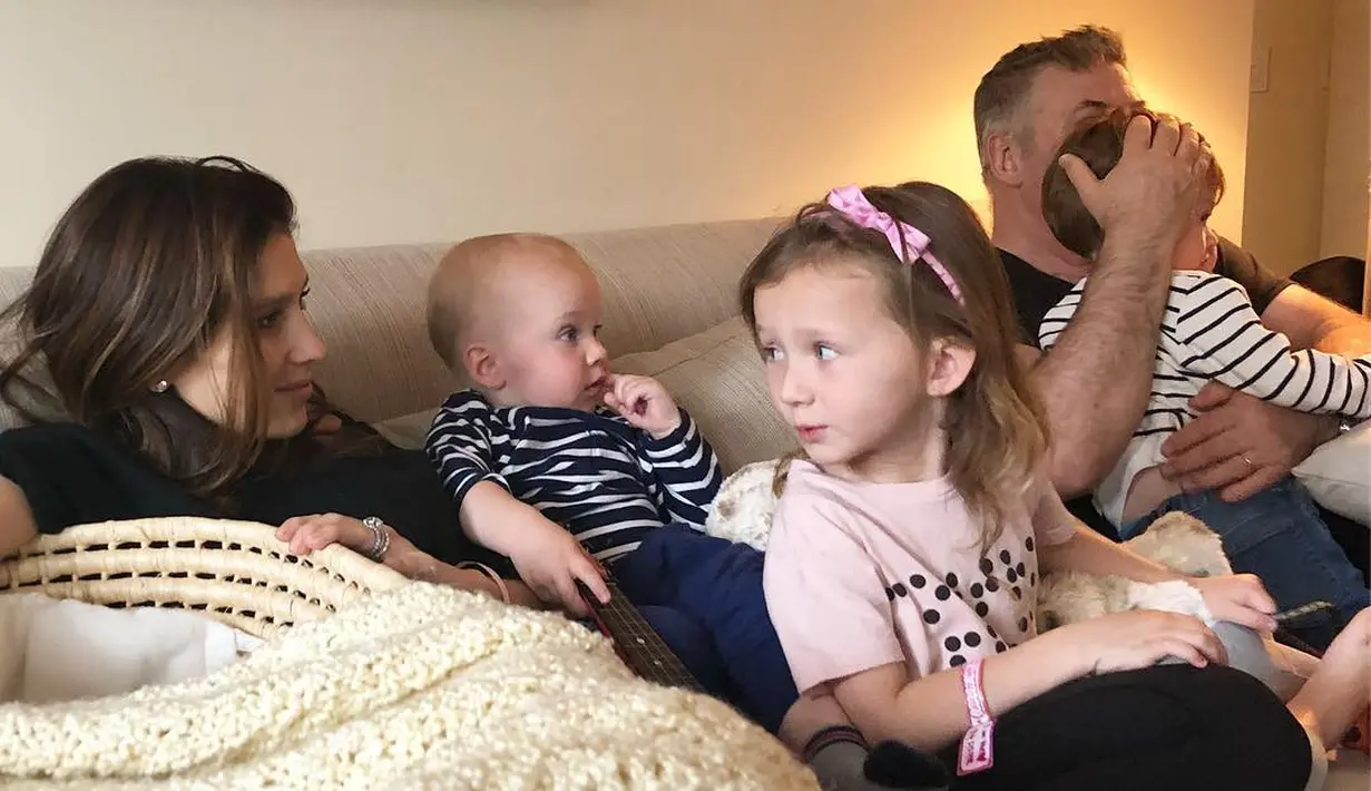 Tak hanya itu, kedua anak Hilaria dan Alec yakni Rafael dan Leonardo serta anak perempuannya, Carmen juga jatuh sakit. (instagram/hilariabaldwin)