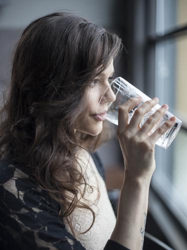 Benarkah Minum Banyak Air Putih Bisa Selesaikan Masalah Jerawat Lifestyle Fimela Com