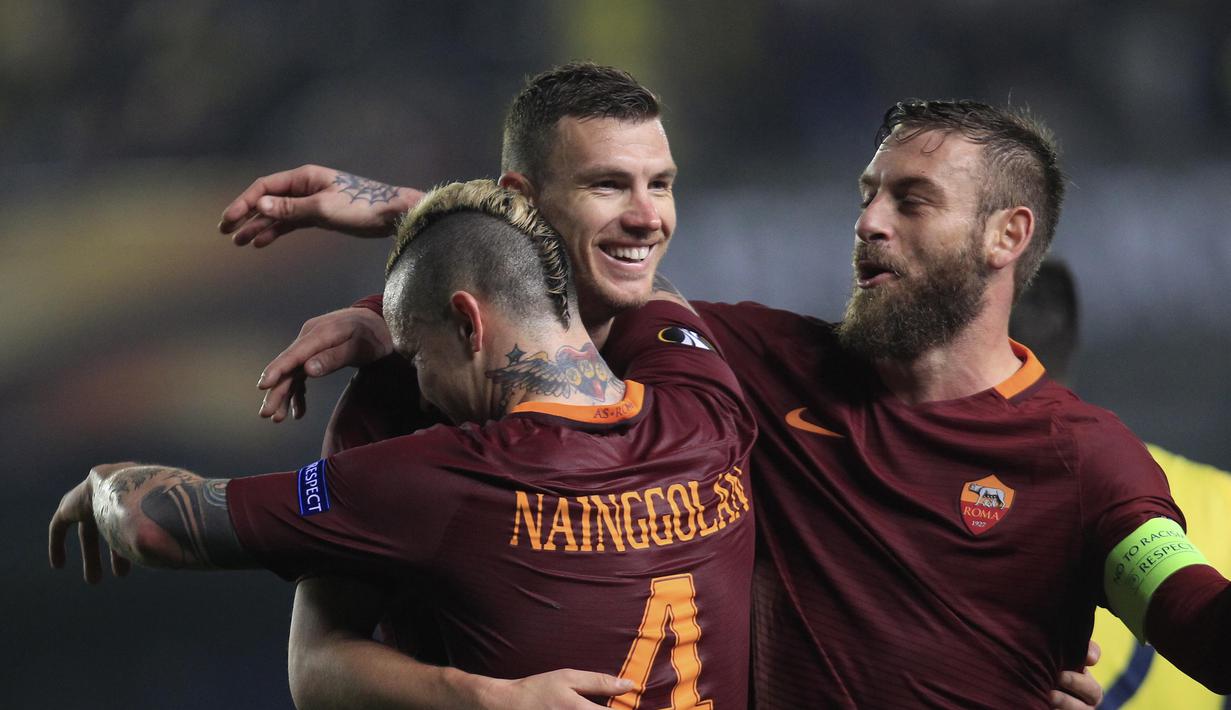 Para pemain AS Roma merayakan gol Edin Dzeko (kiri) saat melawan Villareal pada laga 32 besar Liga Eropa di Ceramica stadium, Villarreal, (16/2/2017). Roma menang 4-0. (AP/Alberto Saiz)