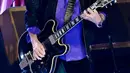 Gitaris Keith Richards dari The Rolling Stones tampil dalam sebuah perayaan perilisan album baru mereka "Hackney Diamonds" pada hari Kamis, 19 Oktober 2023, di New York. (Evan Agostini/Invision/AP)