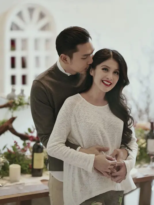 Dukungan dari orang-orang terdekatnya, seperti suami, ibu, keluarga dan asisten yang terus mendampingi selama proses persalinan membuatnya kuat bisa melewati rasa sakit saat proses melahirkan. (Instagram/juniapics)