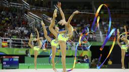 Tim Senam Ritmik dari Jepang beraksi dengan menggunakan ribbons pada final di Olympic Arena, Rio de Janeiro, Brasil. (REUTERS/Mike Blake)