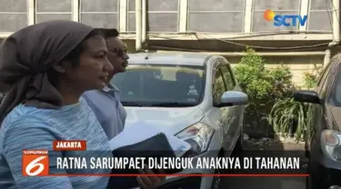 Pengacara Ratna Sarumpaet ajukan surat penahanan kota lantaran faktor kesehatan Ratna yang kerap mengonsumsi obat.