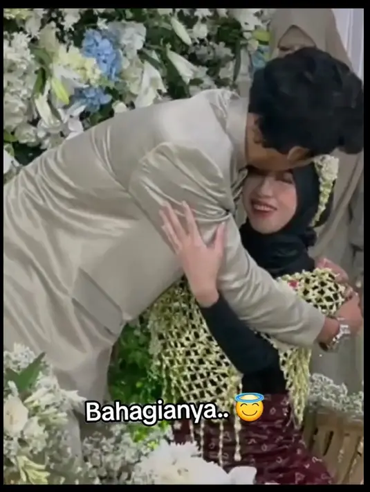 Bahkan, terlihat juga Abidzar mencium sang kakak. Beberapa momen tersebut membuat banyak warganet ikut terharu. Sekedar informasi, Ustadz Jefri Al Buchori alias Uje meninggal dunia akibat kecelakaan Jum'at, 26 April 2013. [TikTok/@ninimihairani]