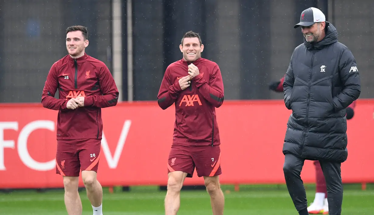 Pelatih Liverpool, Jurgen Klopp (kanan) bersama bek Andrew Robertson (kiri) dan gelandang James Milner menghadiri sesi latihan di tempat latihan Melwood, Inggris (18/10/2021). Liverpool akan bertanding melawan Atletico Madrid pada Grup B Liga Champions di Wanda Metropolitano. (AFP/Paul Ellis)