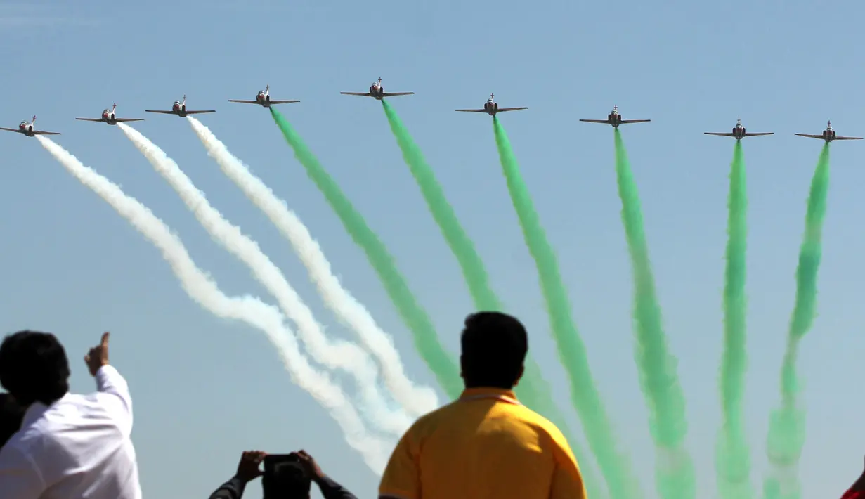Orang-orang menyaksikan sejumlah pesawat jet milik Pakistan unjuk kemampuan di pameran dirgantara yang diselenggarakan oleh Angkatan Udara Pakistan di kota pelabuhan Karachi, Pakistan selatan, pada 27 Februari 2020. (Xinhua/Str)