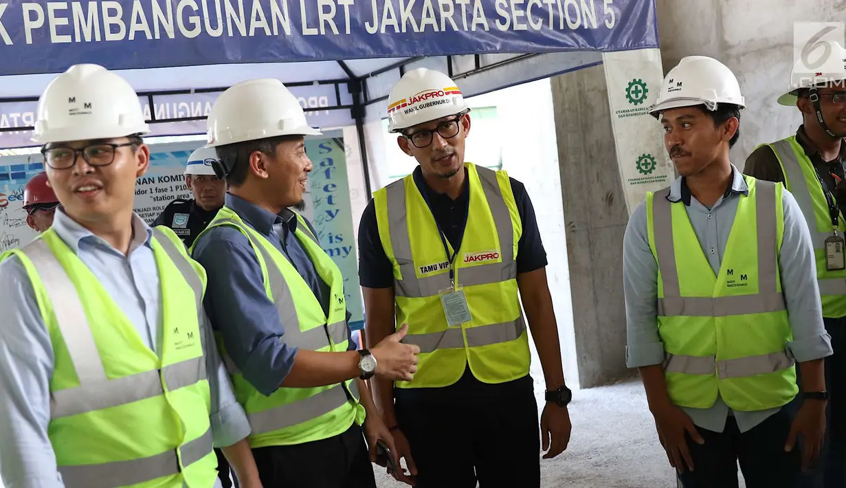 Wakil Gubernur DKI Sandiaga Uno meninjau proyek pembangunan kereta Light Rail Transit (LRT) di Kelapa Gading, Jakarta, Kamis (14/6). Tinjauan ini untuk mengecek kepastian kesiapan LRT jelang sertifikasi Kemenhub. (Liputan6.com/Immanuel Antonius)