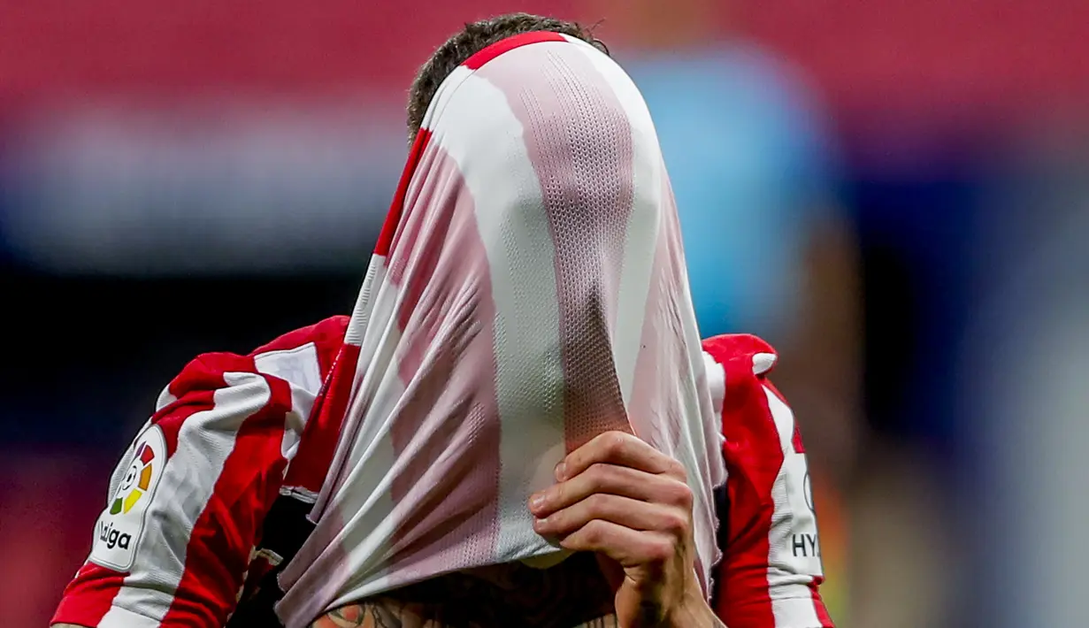 Ekspresi kecewa bek Atletico Madrid, Jose Gimenez usai gagal memanfaatkan peluang saat melawan SD Huesca dalam laga lanjutan Liga Spanyol 2020/2021 pekan ke-32 di Wanda Metropolitano Stadium, Madrid, Kamis (22/4/2021). Atletico menang 2-0 atas SD Huesca. (AP/Manu Fernandez)