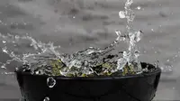 membilas mie dengan air dingin agar proses pemasakan berhenti/copyright freepik.com/wirestock