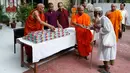 Biksu memberikan makanan untuk berbuka puasa Ramadan kepada umat muslim yang kurang mampu di wihara Budha di Dhaka, Bangladesh (9/6). Menurut pejabat setempat, hal tersebut merupakan contoh harmoni sosial antar dua agama. (AP Photo/A.M. Ahad)