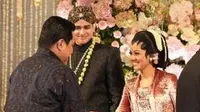 Putri Anies Baswedan, Mutiara Baswedan terlihat seperti pengantin Jawa ningrat dan keluarga kerajaan atau royal family dengan kebaya beledu dan gaun wedding warna pink (Foto: Instagram @ericktohir)