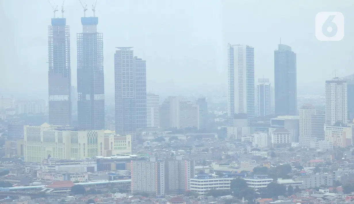 Suasana pemukiman dan gedung pencakar langit diambil dari kawasan Grogol, Jakarta, Rabu (11/11/2020). Perbaikan ekonomi, bahkan sudah terjadi di kuartal III-2020. Di mana pada kuartal ke II-2020 pertumbuhan ekonomi nasional terkontraksi minus 5,32 persen. (Liputan6.com/Angga Yuniar)