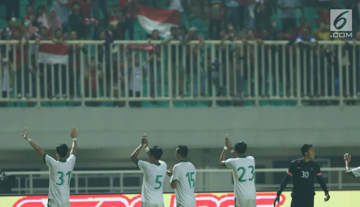 Pemain Timnas Indonesia U-23 melakukan penghormatan pada suporter usai melawan Korea Utara pada laga PSSI Anniversary Cup 2018 di Stadion Pakansari, Kab Bogor, Senin (30/4). Laga berakhir imbang 0-0. (Liputan6.com/Helmi Fithriansyah)