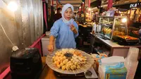 Juru masak menyiapkan makanan khas Korea pada pembukaan “Annyeong Chukje” Korean Festival 2022 di main atrium, Lippo Mall Kemang, Jakarta. (Liputan6.com)