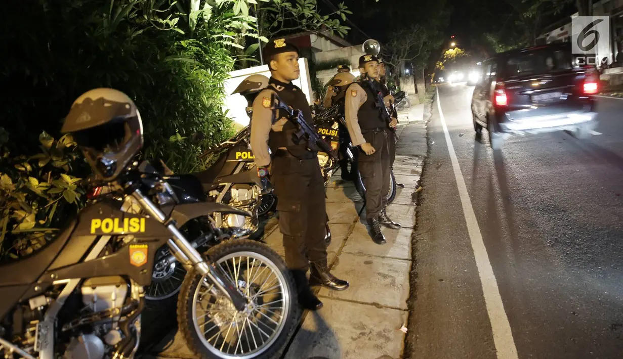 Polisi bersenjata berjaga di depan gerbang masuk Four Seasons Resort Ubud, Bali, Minggu (25/6). Kedatangan mantan presiden Amerika Serikat Barack Obama membuat polisi bersiaga selama 24 jam di sekitar hotel tersebut. (Liputan6.com/Immanuel Antonius)
