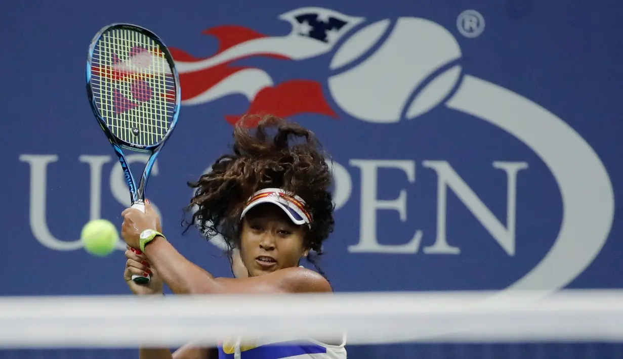 Petenis Jepang, Naomi Osaka mengembalikan bola ke arah petenis Jerman, Angelique Kerber pada putaran pertama AS Terbuka 2017 di New York, Selasa (29/8). Naomi Osaka sukses mempermalukan unggulan keenam dengan kemenangan 6-3, 6-1. (AP/Frank Franklin II)