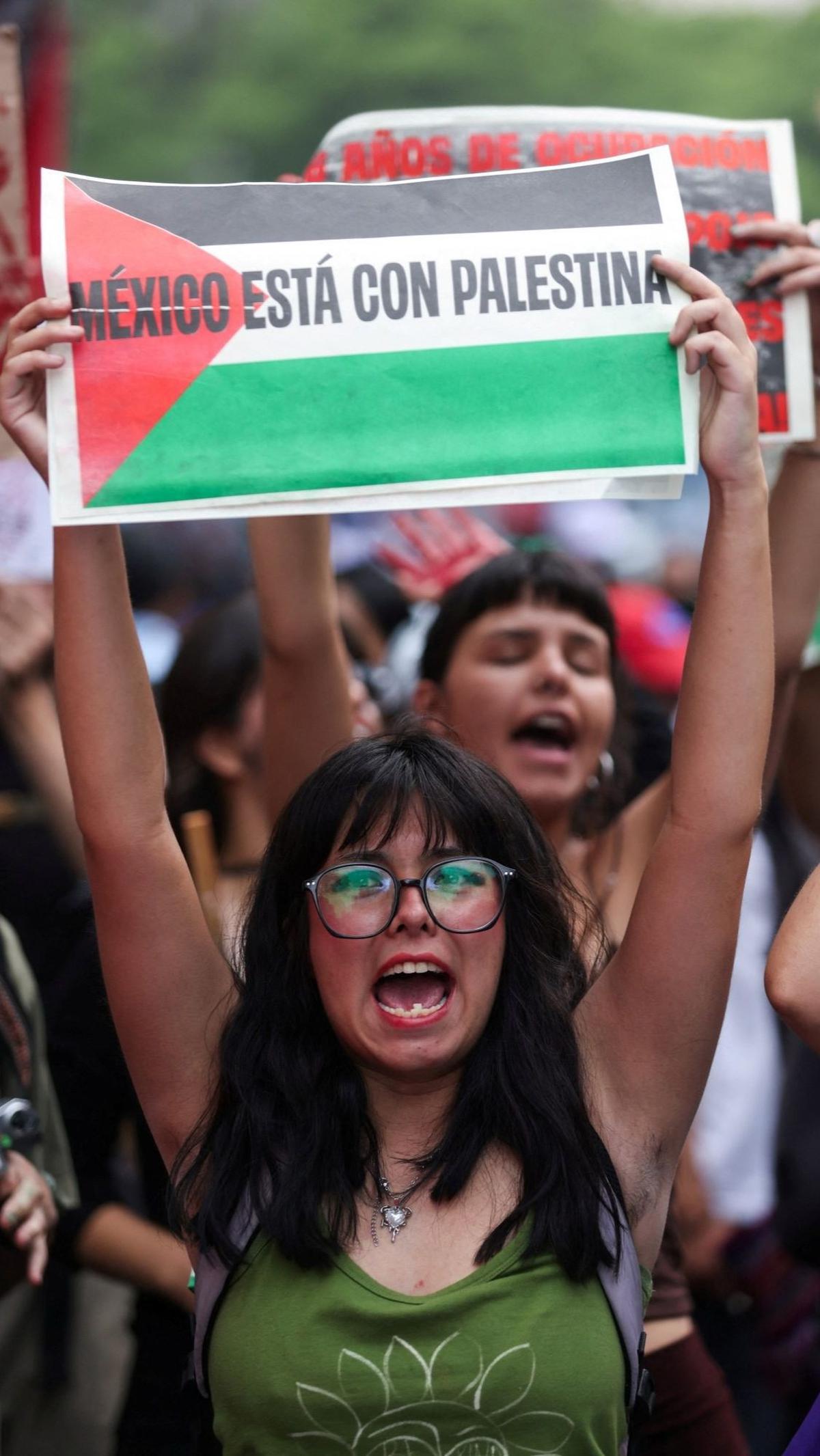 Aksi ini dilakukan untuk mendukung warga Palestina di Gaza dan mengutuk serangan udara Israel di kota Rafah, Jalur Gaza selatan. Foto: Reuters
