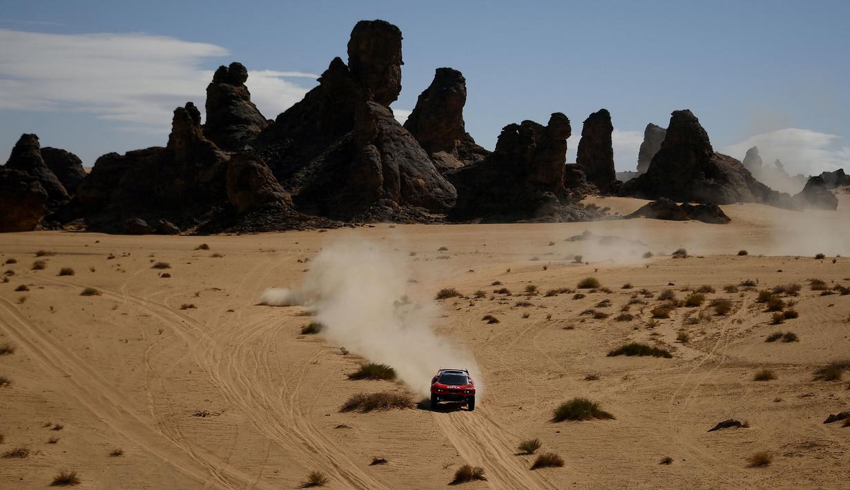 Pembalap Prancis, Sebastien Loeb dan co-driver Fabian Lurquin dari Belgia bersaing selama Stage 1B Reli Dakar 2022 di sekitar kota Hail Saudi, pada 2 Januari 2022. (AFP/Franck Fife)