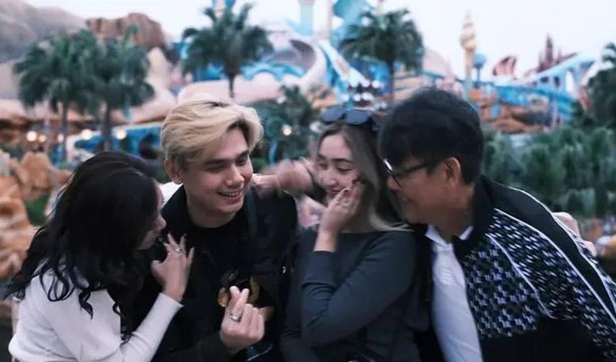 Orang tua Ranty Maria turut serta dalam momen Rayn melamar Ranty di Disneyland.