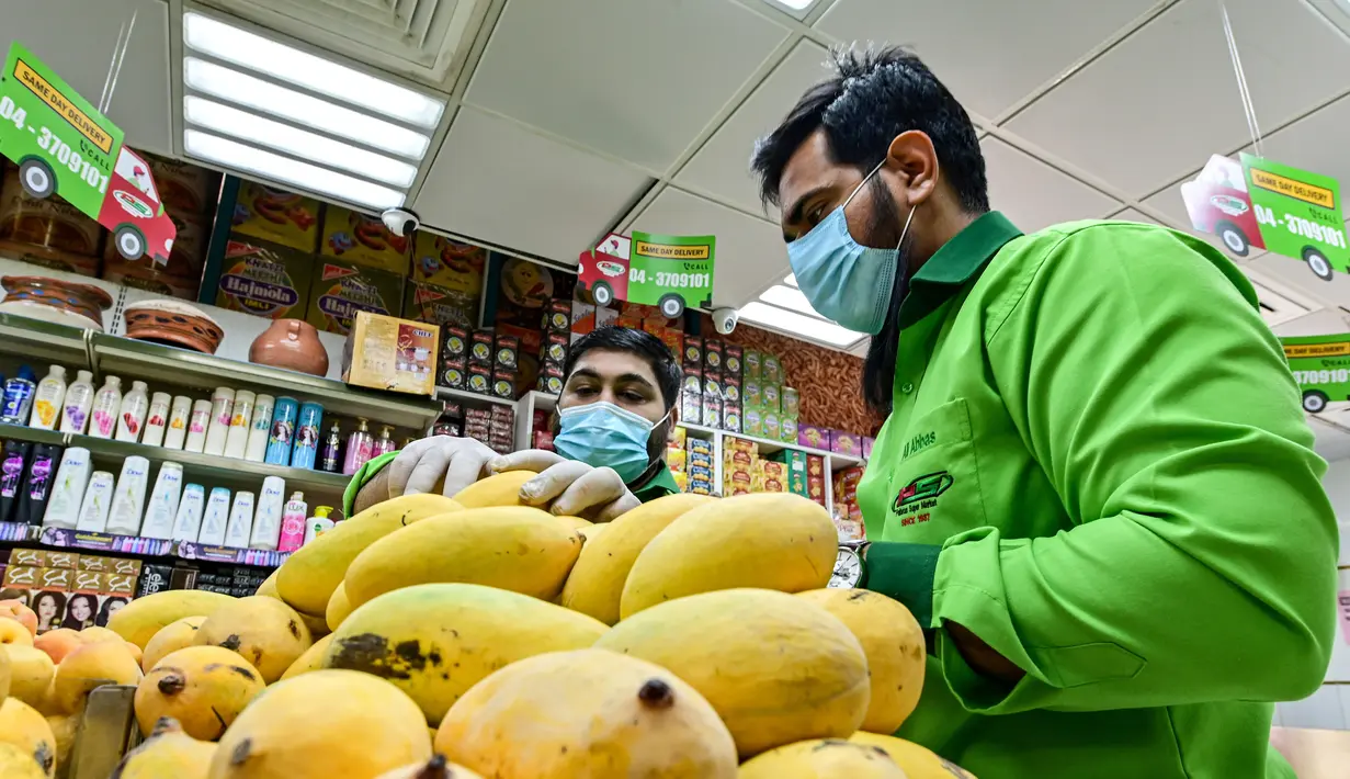 Direktur Pelaksana Pakistan Supermarket Dubai Jhanzeb Yaseen memeriksa mangga sebelum pengiriman di Dubai, Uni Emirat Arab, Kamis (2/7/2020). Supermarket tersebut mengantarkan pesanan mangga untuk minimal pesanan sekitar USD 27. (CACACE GIUSEPPE/AFP)
