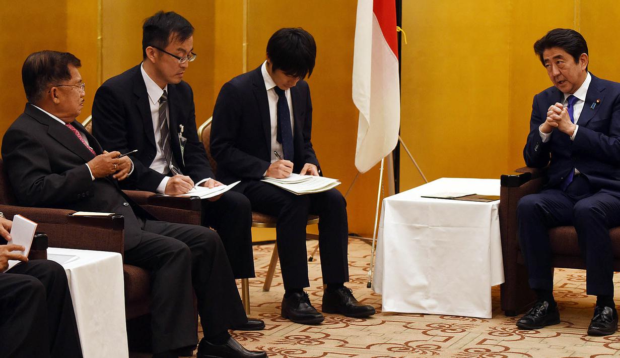 Wakil Presiden Jusuf Kalla (kiri) melakukan pertemuan bilateral dengan Perdana Menteri Jepang Shinzo Abe (kanan) di Tokyo, Jepang, Senin (5/6). Pertemuan itu membahas percepatan realisasi komitmen investasi Jepang ke Indonesia. (Tim Media Wapres)