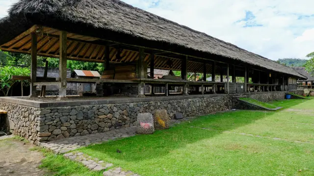 Belanja Kain Gringsing yang Terkenal di Desa Wisata Tenganan