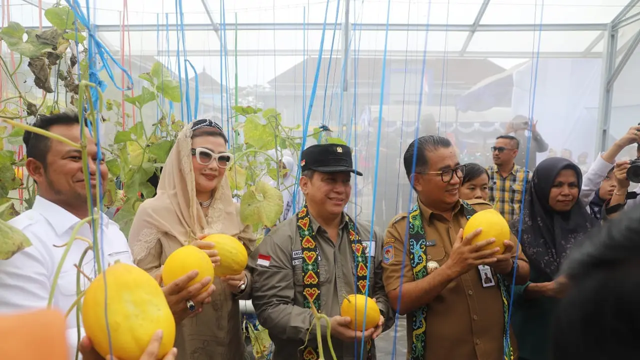 Pj Gubernur Kaltim Akmal Malik Pimpin Panen Melon Perdana di SMAN 3 Tenggarong