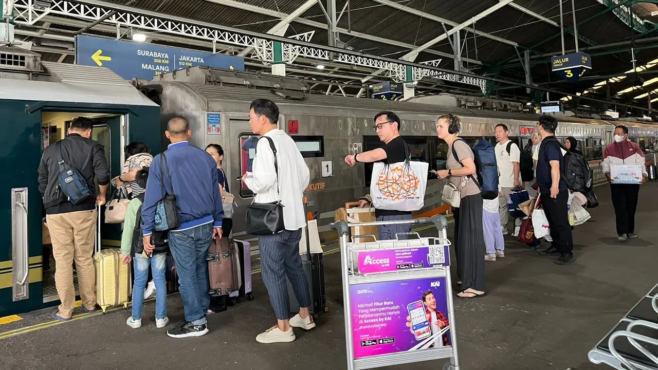 Suasana pemudik memadati kereta api di Stasiun Tugu Yogyakarta.