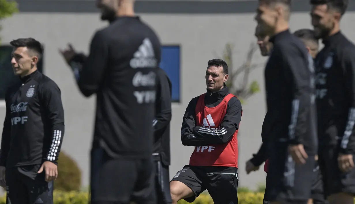 Pelatih Argentina Lionel Scaloni (tengah) memberi isyarat selama sesi latihan di Ezeiza, Buenos Aires (6/10/2021). Argentina akan bertanding melawan Paraguay pada Kualifikasi Piala Dunia 2022 zona Amerika Latin di Stadion Defensores del Chaco. (AFP/Juan Mabromata)