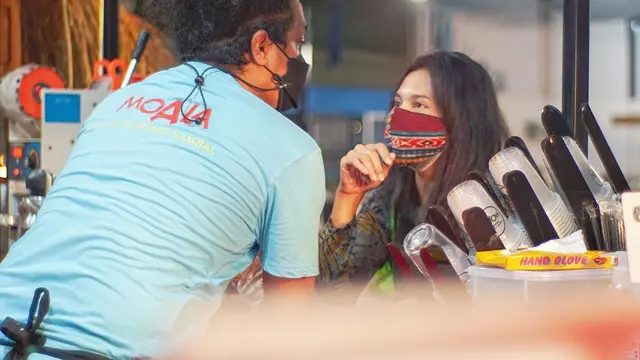 Banting Setir, Ini 6 Momen Indah Permatasari dan Arie Kriting Jual Pisang Goreng
