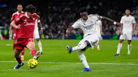 Vinicius Junior ditarik keluar saat Real Madrid menang 2-0 atas Sevilla pada laga pekan ke-17 La Liga di Santiago Bernabeu, Minggu (21/12/2025) dini hari WIB. Ketika berjalan keluar pada menit ke-83, Vinicius mendapat cemoohan dari sejumlah pendukung El Real yang hadir di stadion. (AP Photo/Manu Fernandez)
