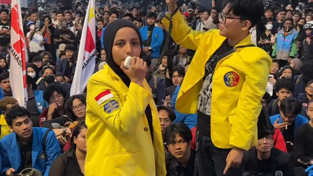 Wakil Ketua BEM UI Fatimah Azzahra saat orasi