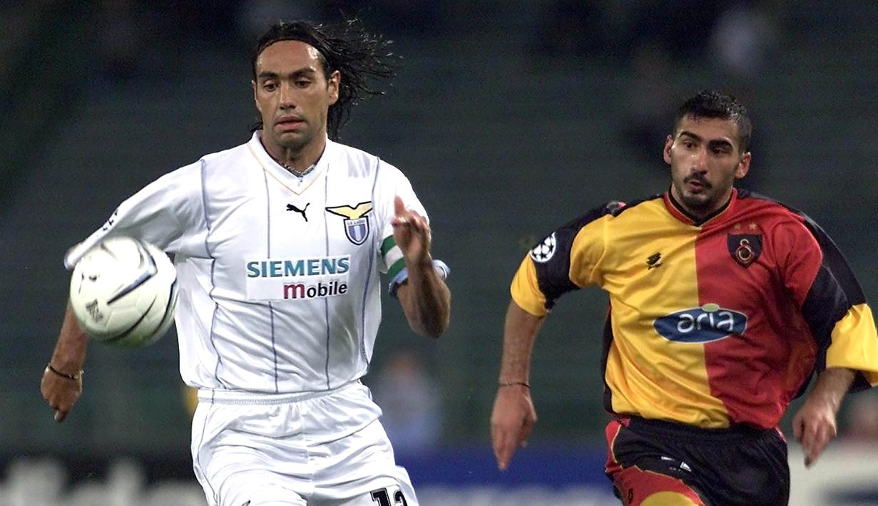 Alessandro Nesta - Nesta menyuguhkan keahliannya sebagai defender tangguh di laga kompetisi Liga Serie A pada era 90-an. Nesta menyudahi kariernya dengan torehan tiga titel Serie A, dua trofi Liga Champions, serta tiga gelar Copa Italia bersama Lazio dan AC Milan. (AFP/Gabriel Bouys)