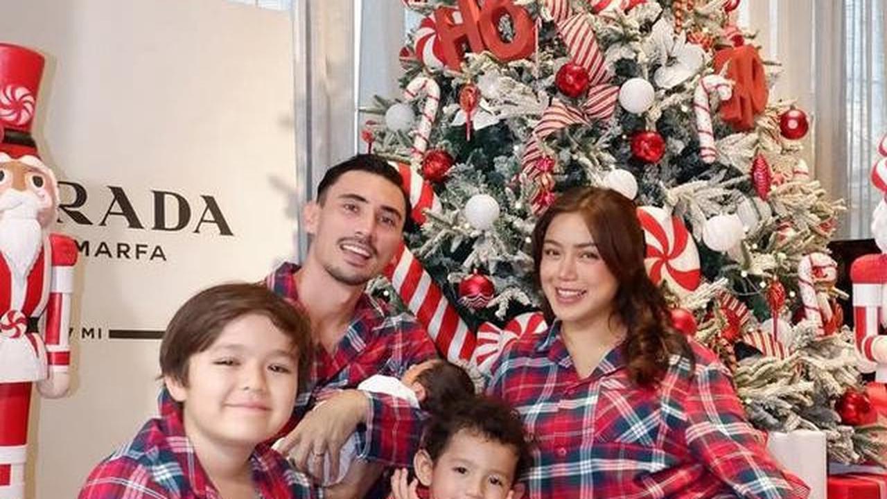 Perayaan Natal Keluarga Artis Jessica Iskandar