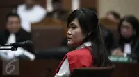 Tersangka pembunuhan Wayan Mirna Salihin, Jessica Wongso mendengarkan jawaban JPU pada sidang di PN Jakarta Pusat, Selasa (21/6). Sidang ini adalah lanjutan dari sidang Rabu (15/6) yang mendengarkan eksepsi kuasa hukum Jessica (Liputan6.com/Faizal Fanani)