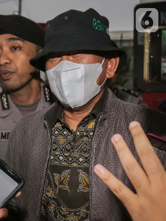 Saat keluar gedung Merah Putih KPK, Pius Lustrilanang menyamarkan dirinya dengan mengenakan topi bucket hat hitam dan masker putih di wajah. (Liputan6.com/Angga Yuniar)
