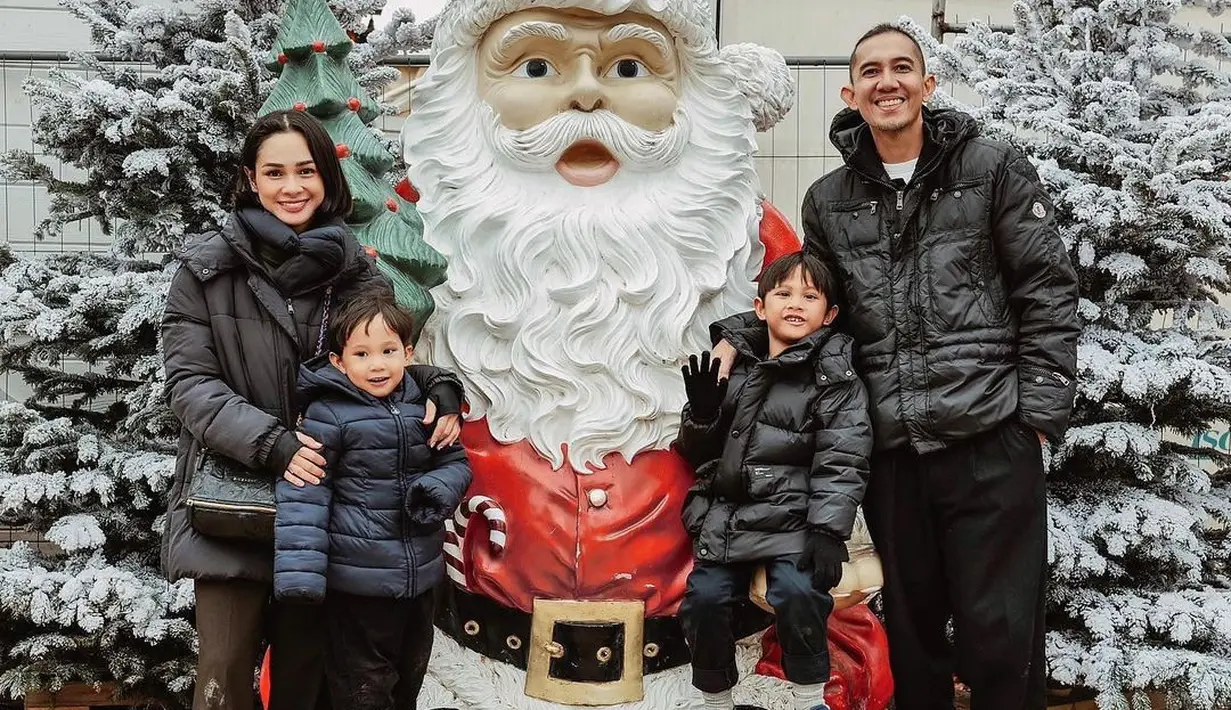 Tampil serba hitam, Andien dan keluarga kompak kenakan puffer jacket. [instagram/andienaisyah]