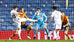 Pemain Leeds United, Ezgjan Aliosk, melepaskan tendangan ke gawang Hull City pada laga Piala Liga Inggris di Ellan Road, Kamis (17/9/2020). Hull City menang adu penalti dengan skor 9-8. (Phil Noble/Pool via AP)