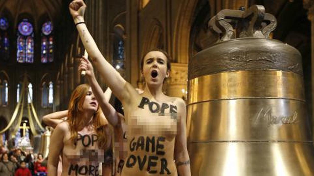 Pegiat Femen demo bugil di dalam gereja di Paris