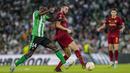 Gelandang Real Betis William Carvalho berebut bola dengan gelandang AS Roma Bryan Cristante pada laga pekan ke-4 Grup C Liga Europa 2022/2023  di Estadio Benito Villamarin, Kamis (13/10/2022). Dengan hasil ini, Real Betis masih memimpin klasemen Grup C dengan 10 poin dari empat laga. (AP Photo/Jose Breton)