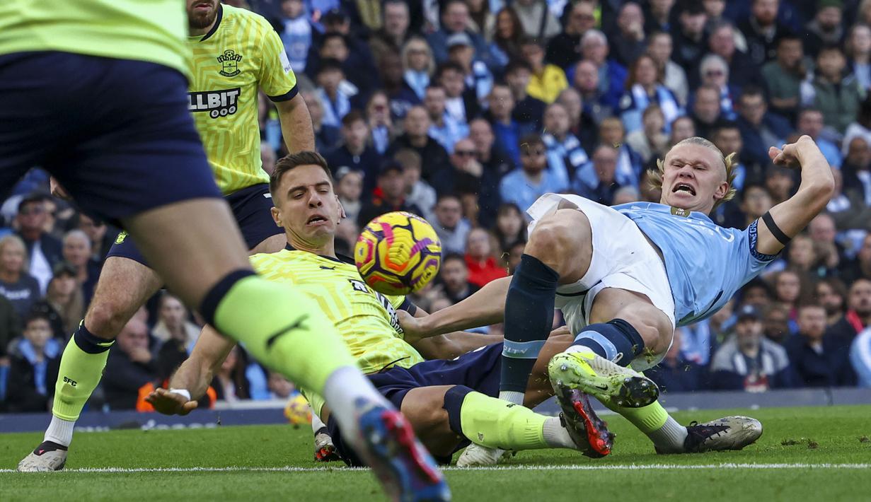 Pemain Manchester City, Erling Haaland mencetak gol ke gawang Southampton pada laga lanjutan Liga Inggris 2024/2025 yang berlangsung di Etihad Stadium, Manchester, Inggris, Sabtu (26/10/2024). (AP Photo/Darren Staples)