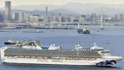 Kapal pesiar Diamond Princess berlabuh di Pelabuhan Yokohama saat kedatangan di Yokohama, Tokyo (4/2/2020). Langkah karantina dilakukan setelah penumpang 80 tahun yang turun dari kapal pesiar itu di Hong Kong pada 25 Januari lalu, dinyatakan positif terinfeksi virus corona. (Kyodo News via AP)