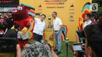 Menteri BUMN yang juga Ketua Umum PSSI Erick Thohir (tengah kiri) bersama Penjabat (Pj) Gubernur DKI Jakarta Heru Budi Hartono (tengah kanan) berswafoto bersama trofi Piala Dunia U-17 saat car free day (CFD) di kawasan Bundaran HI, Jakarta, Minggu (15/10/2023). Kegiatan tersebut dalam rangka promosi ajang Piala Dunia U-17 2023 di Indonesia. (Liputan6.com/Faizal Fanani)