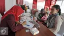 Seorang ibu mendaftar sebelum melakukan vaksinasi ulang anaknya di RS Polri Kramatjati, Jakarta Timur, Kamis (21/7). RS Polri Kramatjati buka posko pelayan vaksinasi ulang untuk warga. (Liputan6.com/Yoppy Renato)
