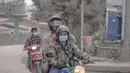 Pengendara sepeda motor memakai masker untuk mengantisipasi terhirup debu vulkanik erupsi Gunung Sinabung, di Brastagi, Karo, Sumut, Jumat (10/10). (ANTARA FOTO/Endro Lewa)