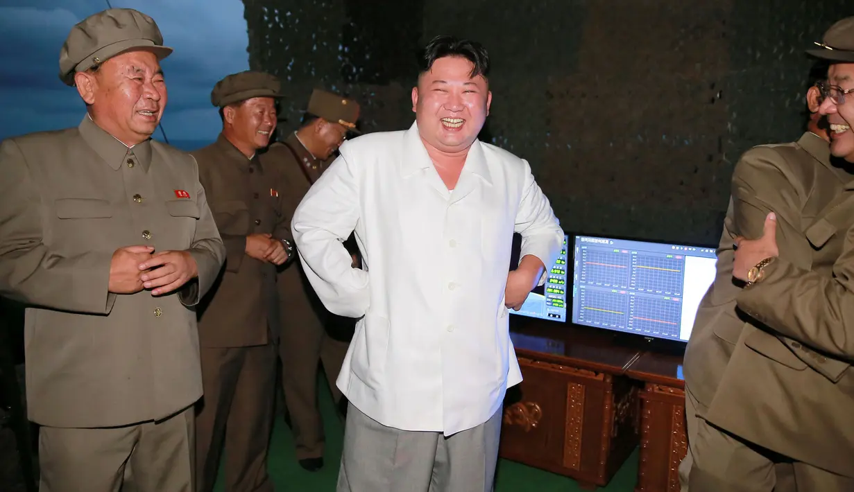Kim Jong-un berbincang dengan pasukannya pada saat tes tembakan rudal balistik dari kapal selam, Pyongyang (25/8). Korea Utara sudah dikenakan lima perangkat sanksi PBB sejak pertama kali menguji peralatan nuklirnya pada 2006. (REUTERS/KCNA)